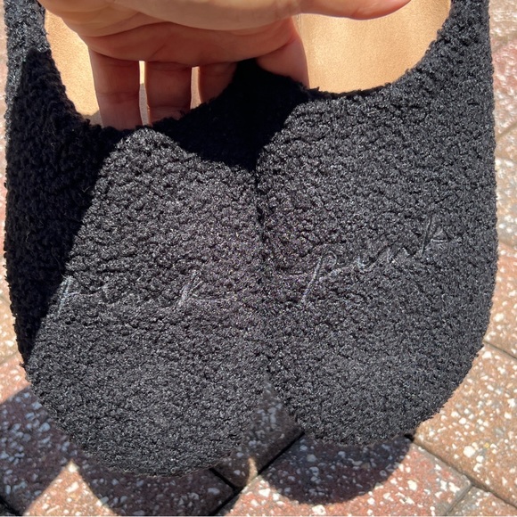 VS Pink fuzzy slides - Picture 2 of 5